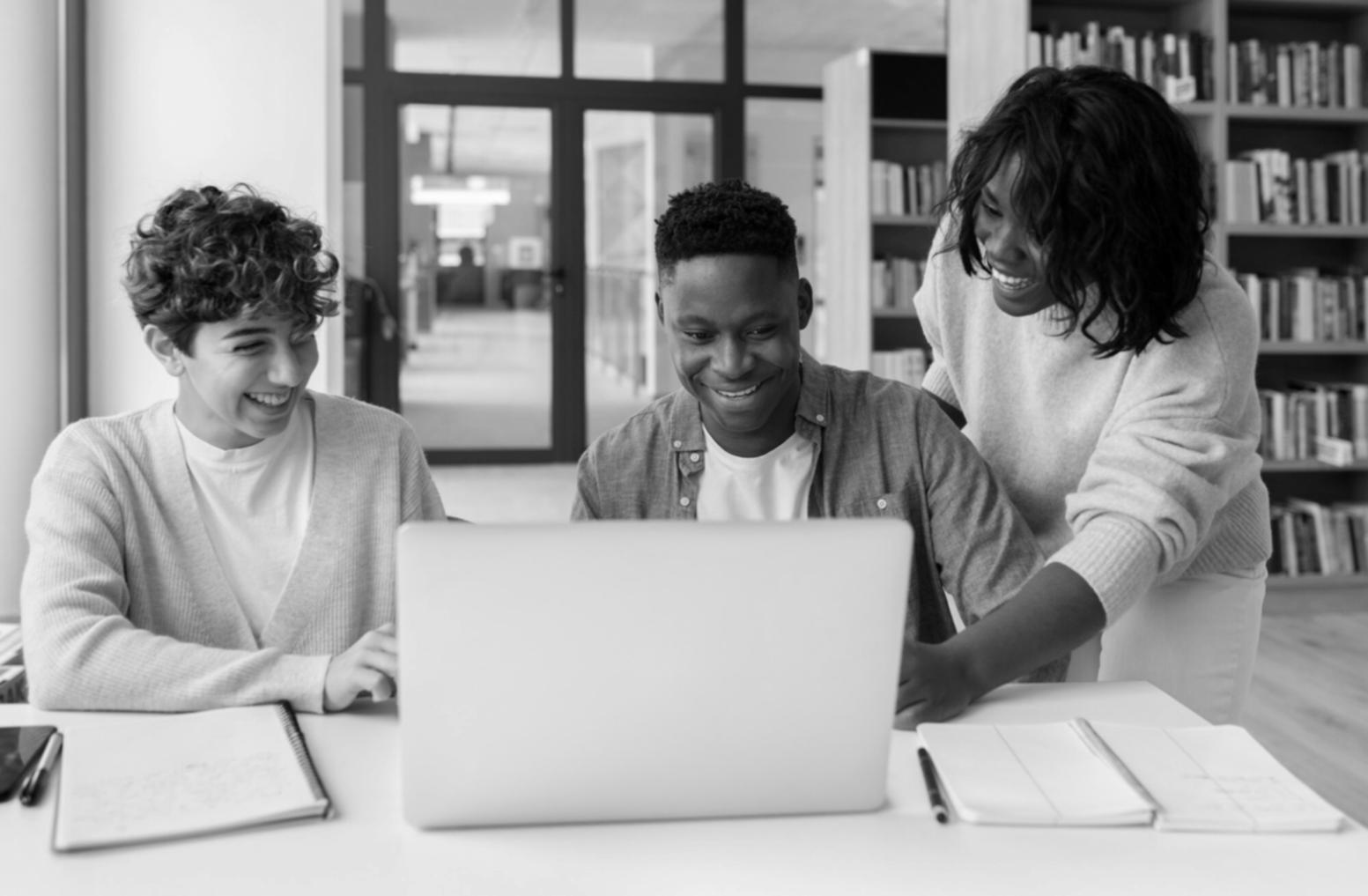 Equipo de trabajo colaborando en análisis financiero
