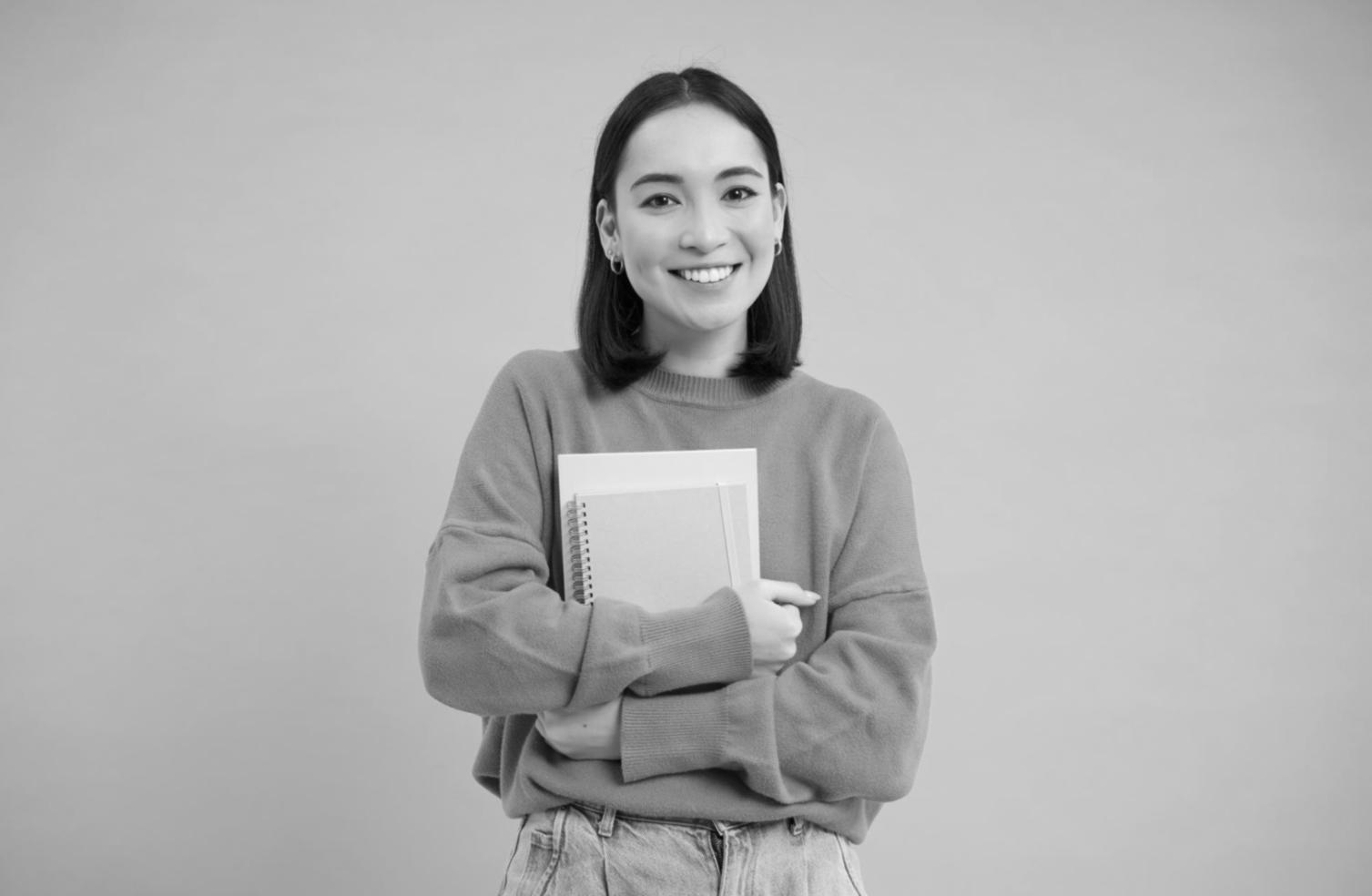 Sesión práctica de análisis financiero con estudiantes trabajando en casos reales